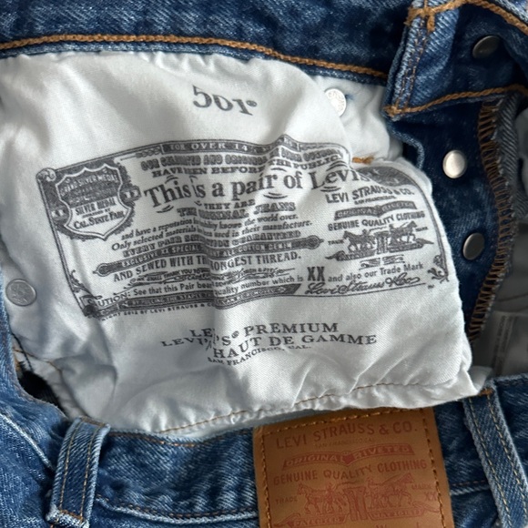 Premium Women’s Levi’s Distressed Blue Jeans - Picture 4 of 8